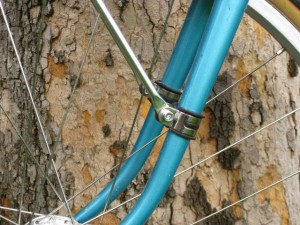 Nitto M18 stays mounted to metal clamps on the fork