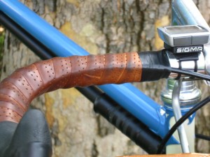 Photo of aero brake lever cable routing