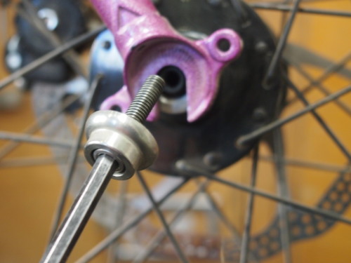 The fixing bolt cap on the Surly Ultra New Hub is heavily knurled to help hold the wheel securely.